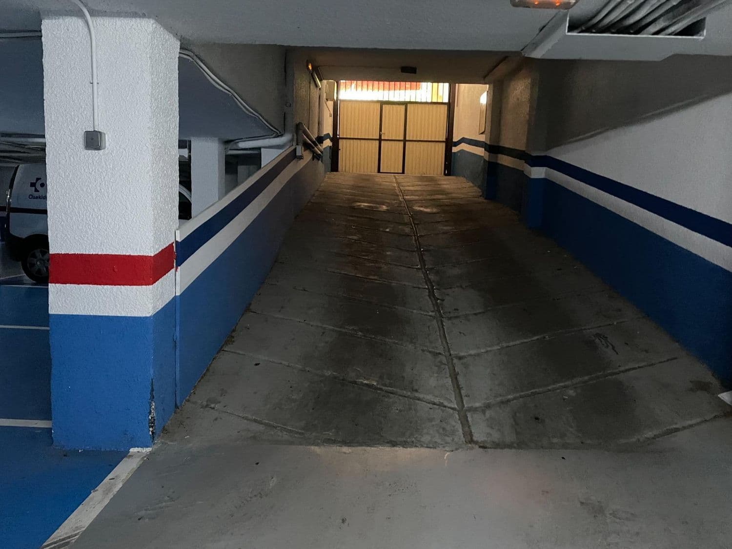 Se vende plaza de garaje doble en longitudinal, en Adriano VI, 20, en el sótano segundo. - imagen 2