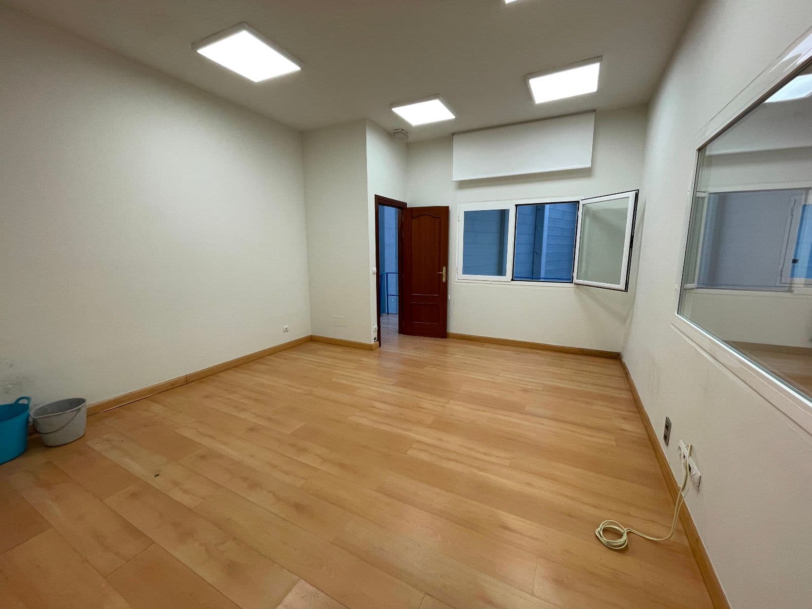 Se vende amplia nave industrial en el polígono Uritiasolo.  Exento de los procedimientos de declaración en materia de calidad de suelo - imagen 21