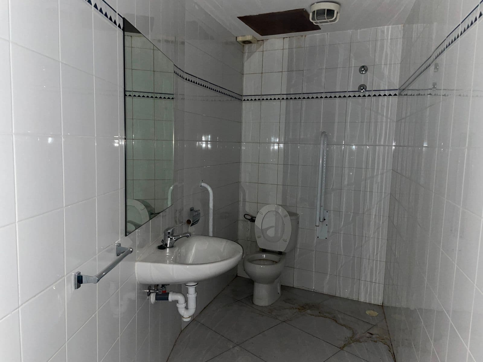 SE VENDE LOCAL EN LA REFORMADA CALLE ALDAVE - imagen 19