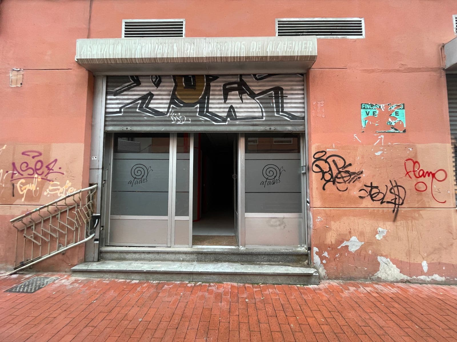 SE VENDE LOCAL EN LA REFORMADA CALLE ALDAVE