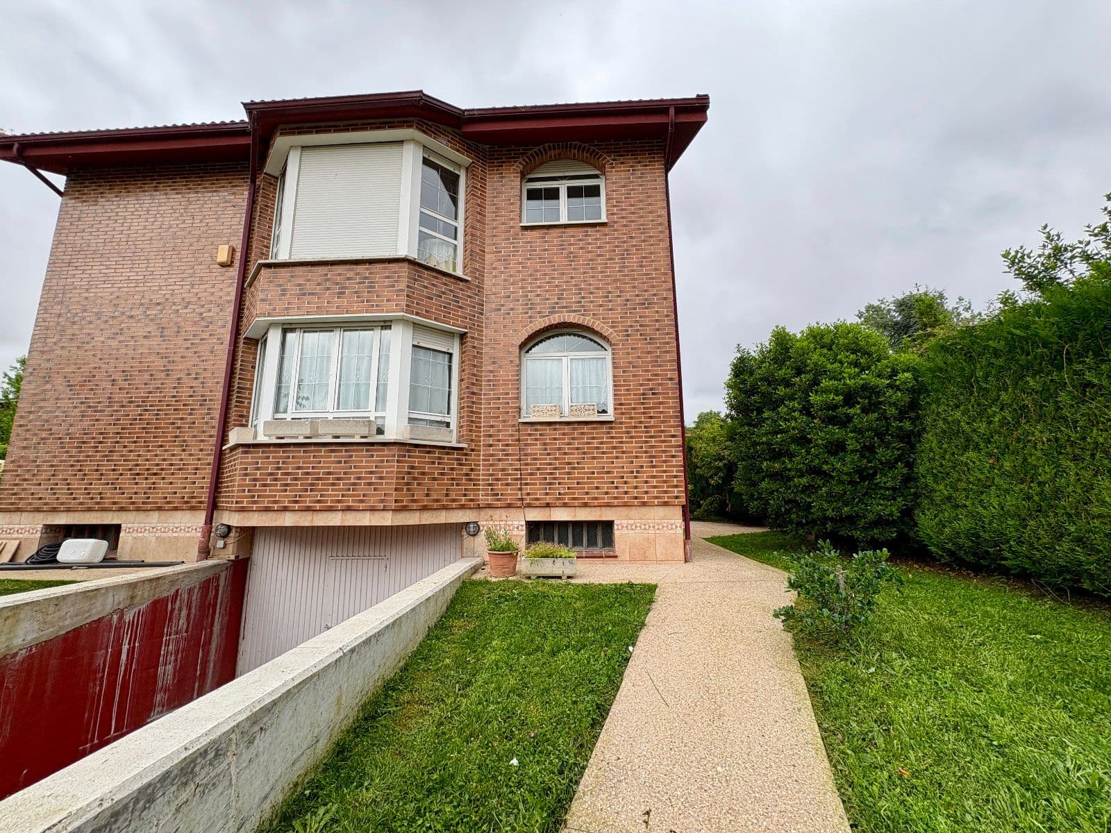 Se vende chalet independiente con jardín y piscina en Etxabarri-Ibiña. - imagen 42