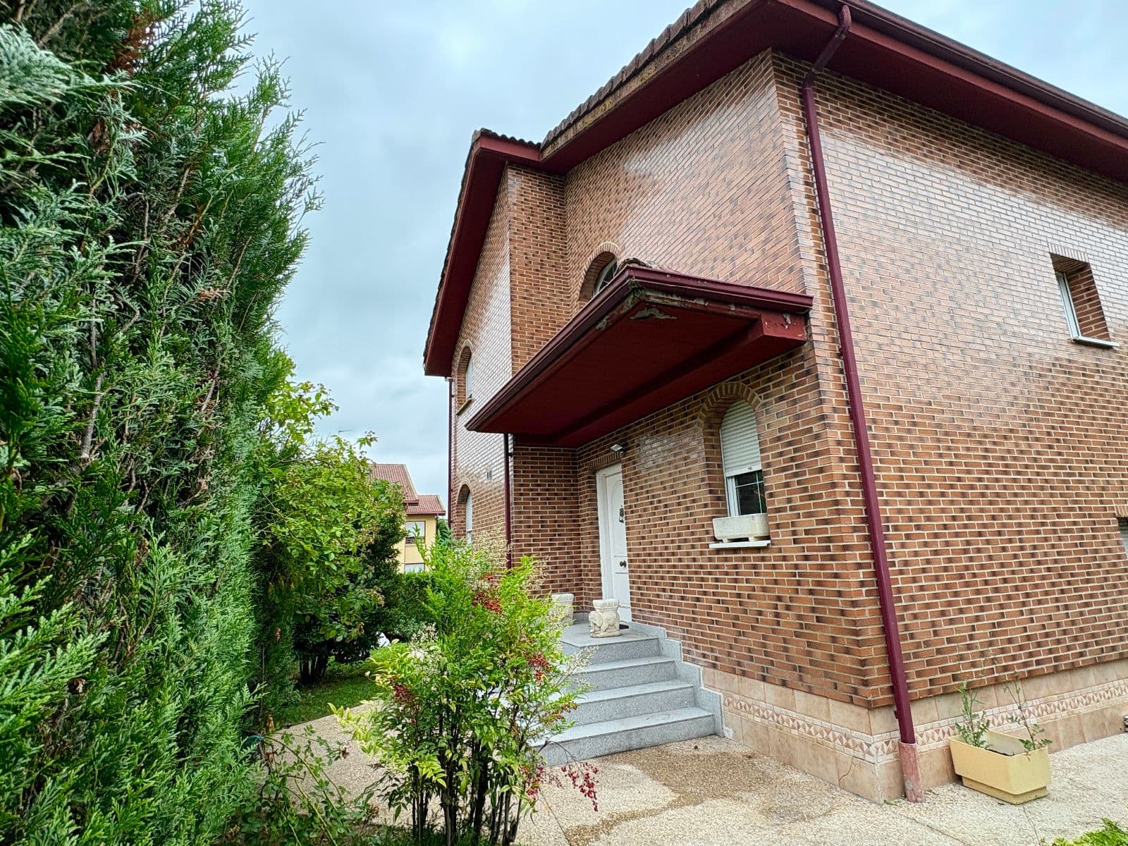 Se vende chalet independiente con jardín y piscina en Etxabarri-Ibiña. - imagen 3