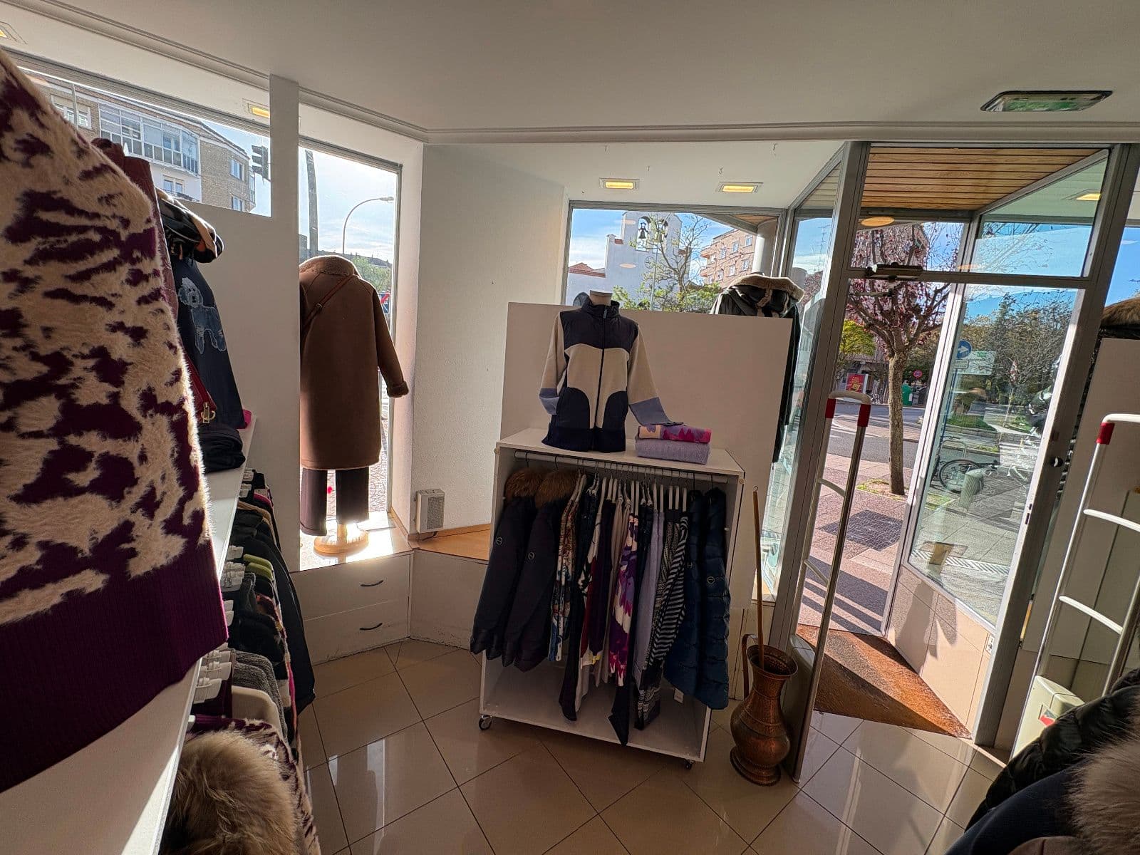 Local en esquina junto a Universidades, gran escaparate – 51 m² - imagen 10