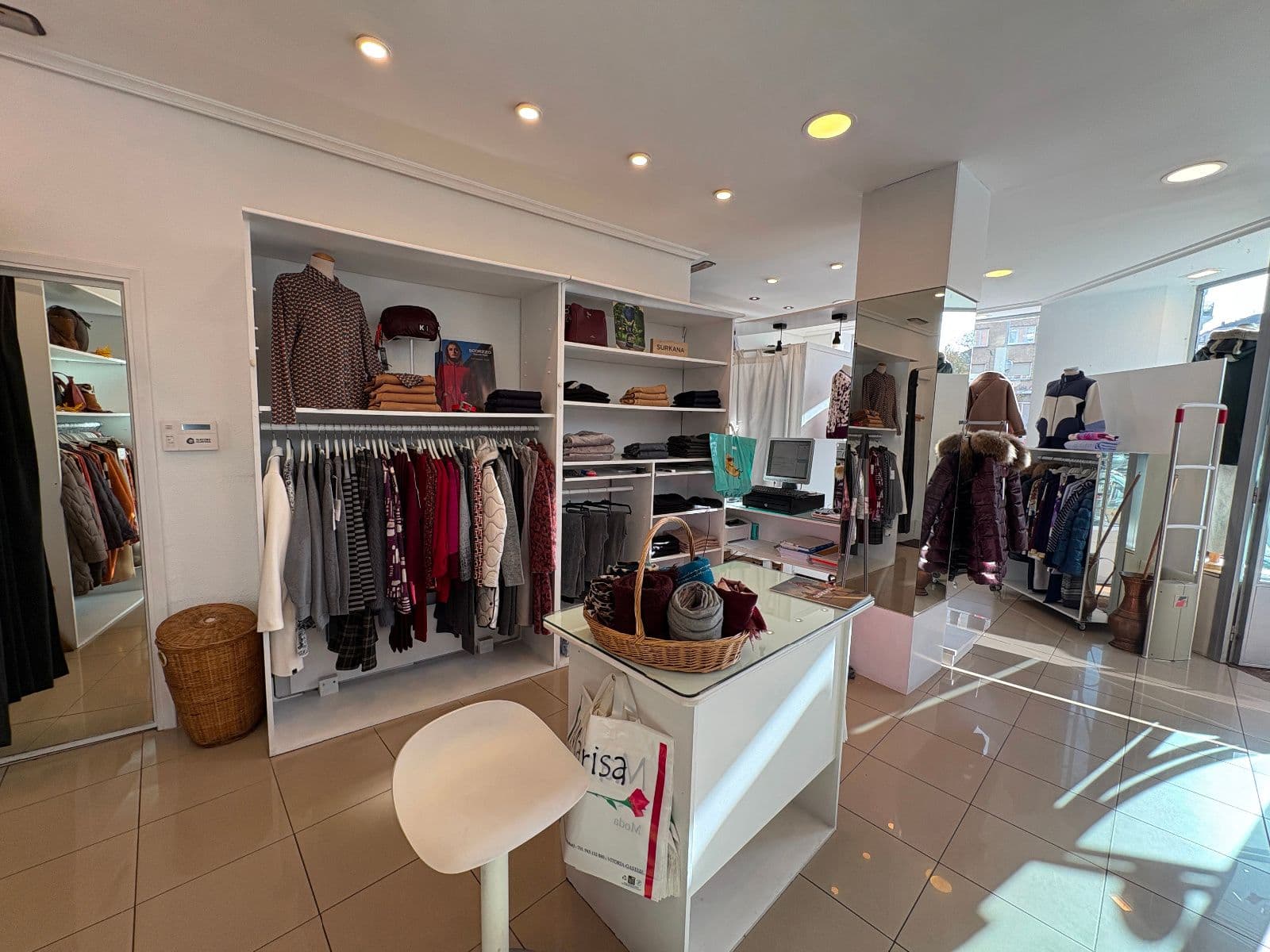 Local en esquina junto a Universidades, gran escaparate – 51 m² - imagen 13