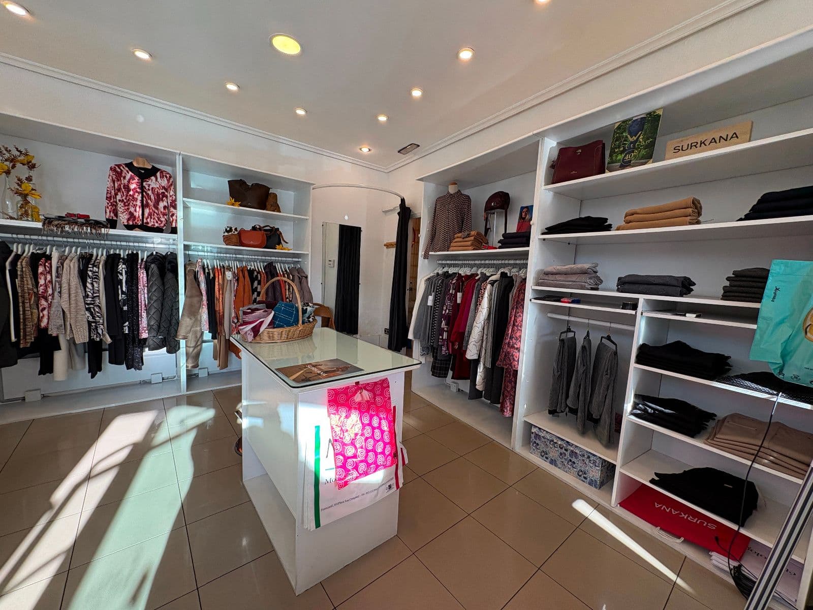 Local en esquina junto a Universidades, gran escaparate – 51 m² - imagen 5