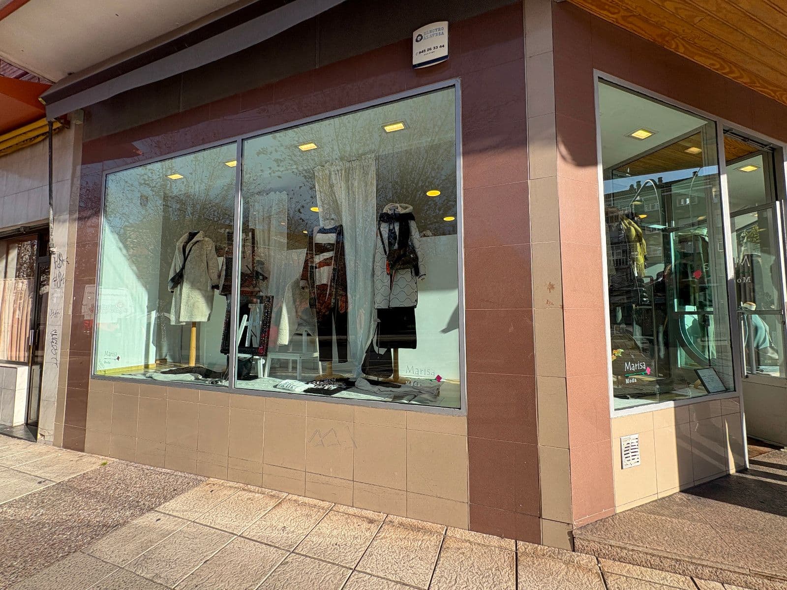 Local en esquina junto a Universidades, gran escaparate – 51 m² - imagen 4
