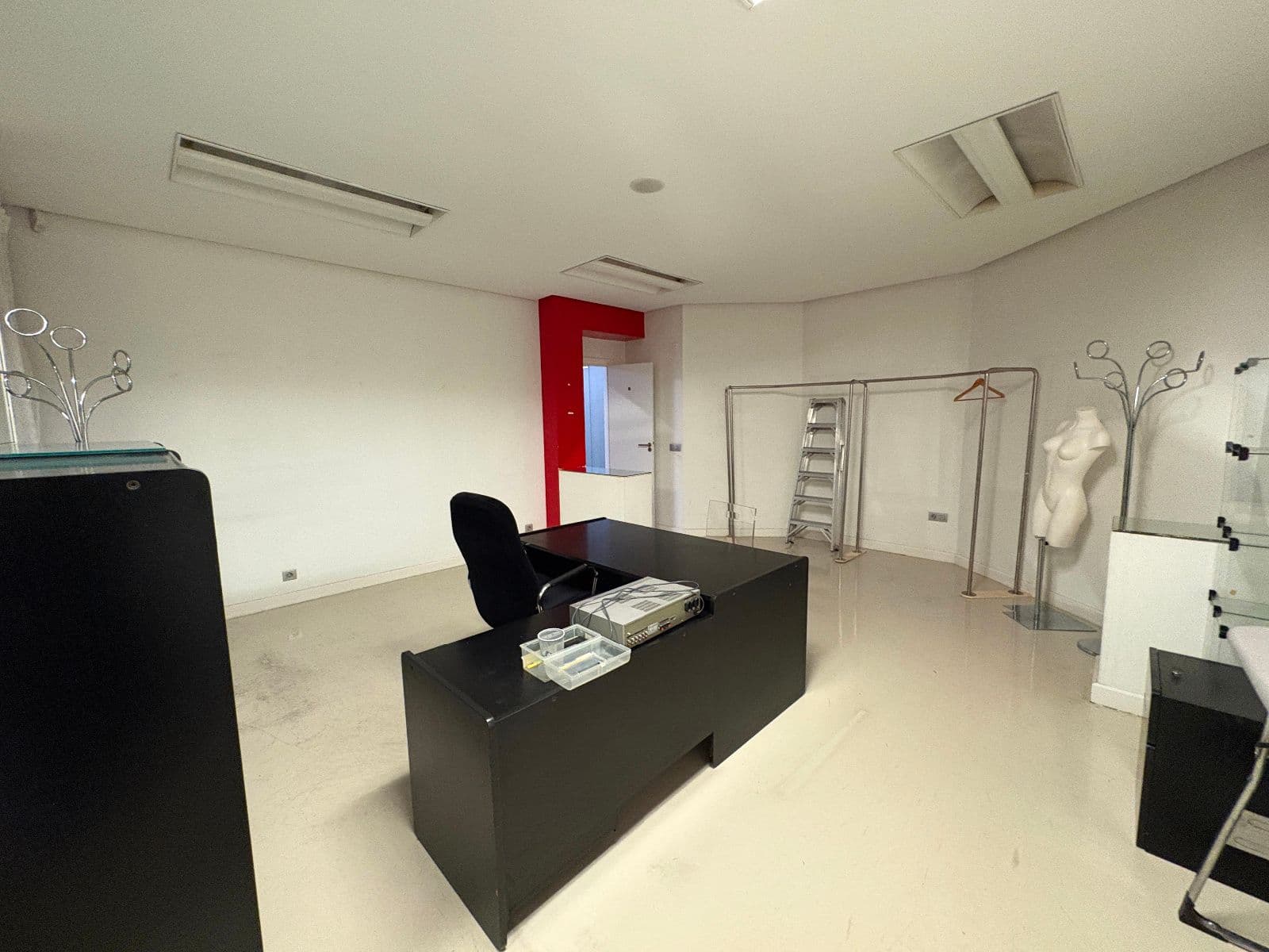 SE VENDE  Y SE ALQUILA LOCAL COMERCIAL EN AVENIDA GASTEIZ - imagen 9