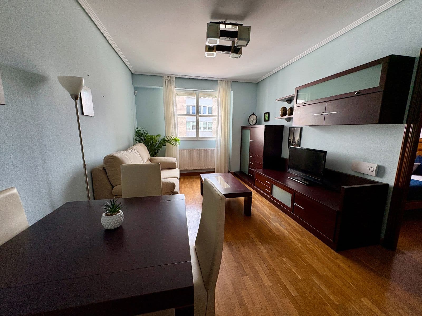 Se vende piso en calle San Antonio de 98m2 y dos habitaciones . - imagen 2