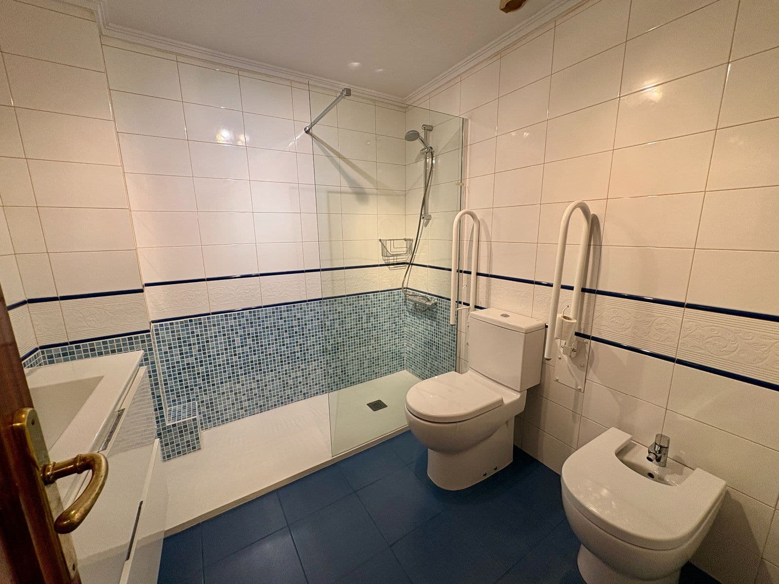 Se vende piso en calle San Antonio de 98m2 y dos habitaciones . - imagen 16