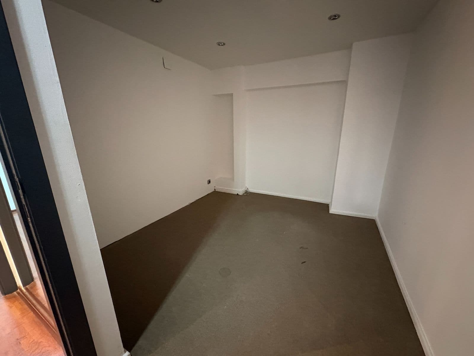 Se alquila local comercial de 450 m² con salida de humos por 1.900 €/mes - imagen 28