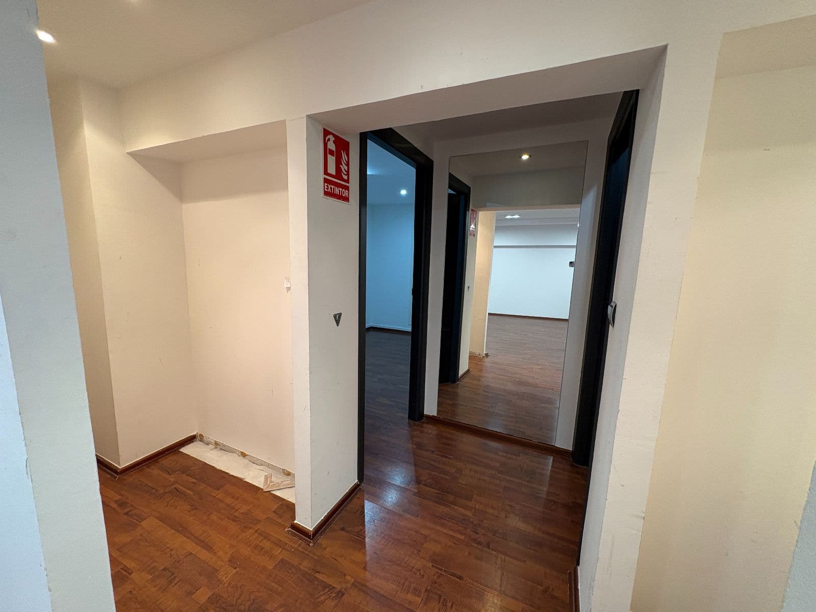Se alquila local comercial de 450 m² con salida de humos por 1.900 €/mes - imagen 9