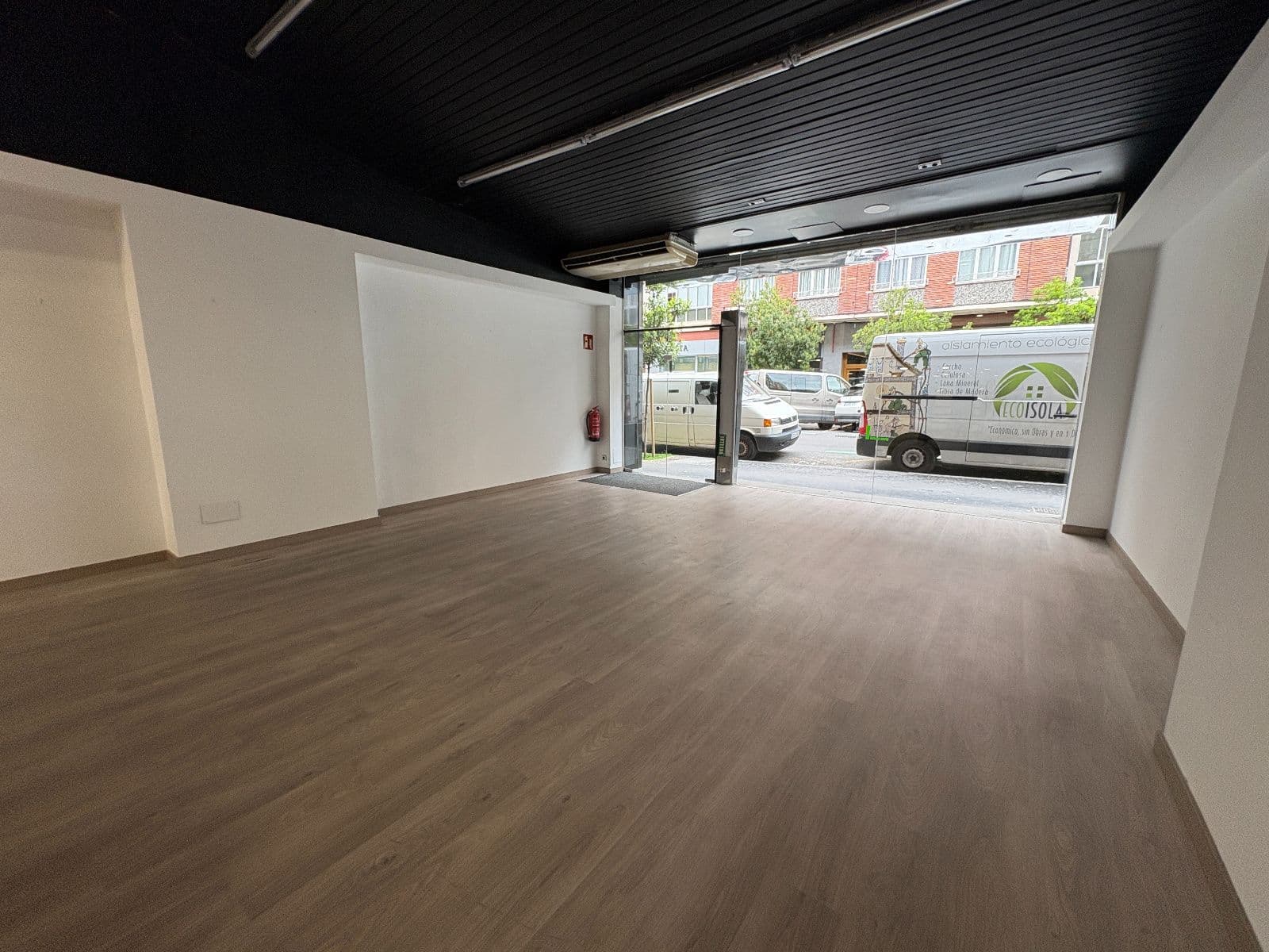 Se alquila local comercial de 450 m² con salida de humos por 1.900 €/mes - imagen 16