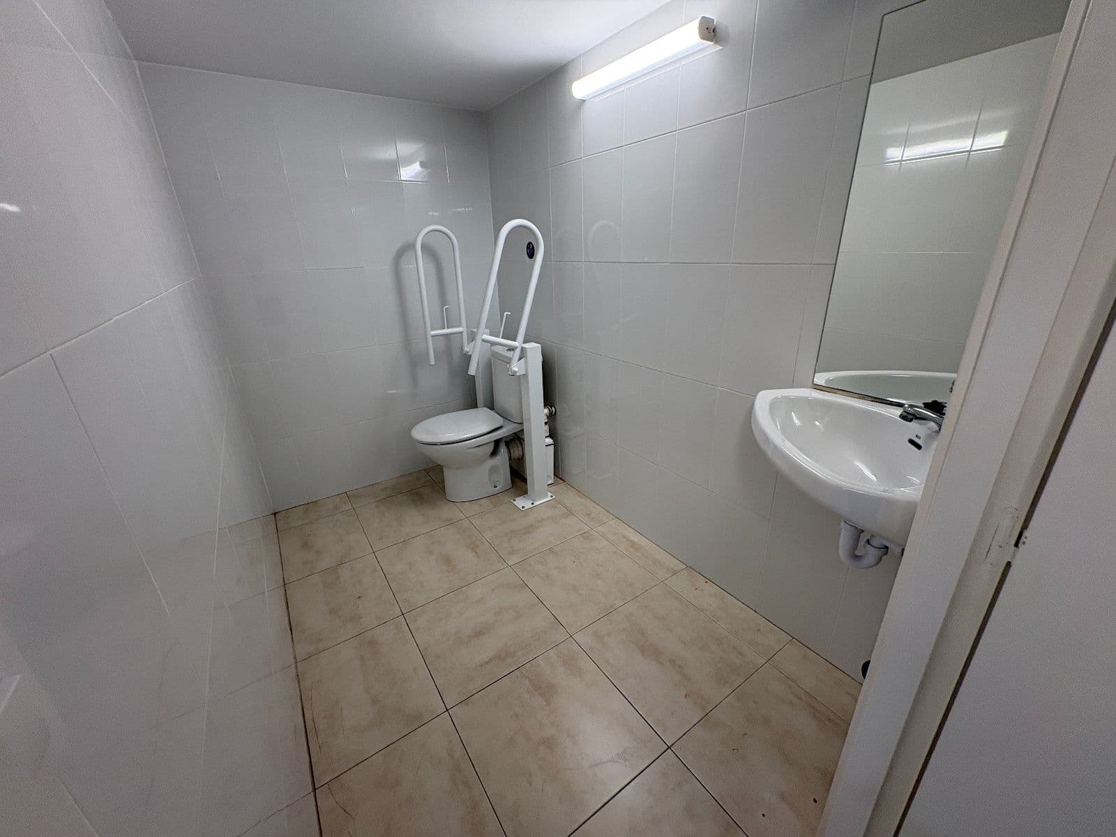 Se alquila local comercial de 450 m² con salida de humos por 1.900 €/mes - imagen 17