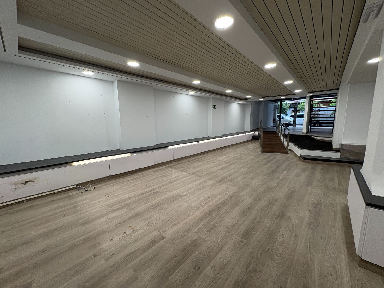 Se alquila local comercial de 450 m² con salida de humos por 1.900 €/mes