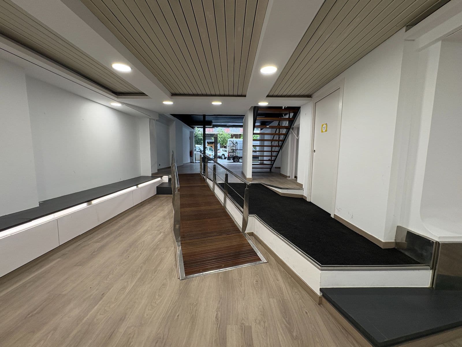 Se alquila local comercial de 450 m² con salida de humos por 1.900 €/mes - imagen 2