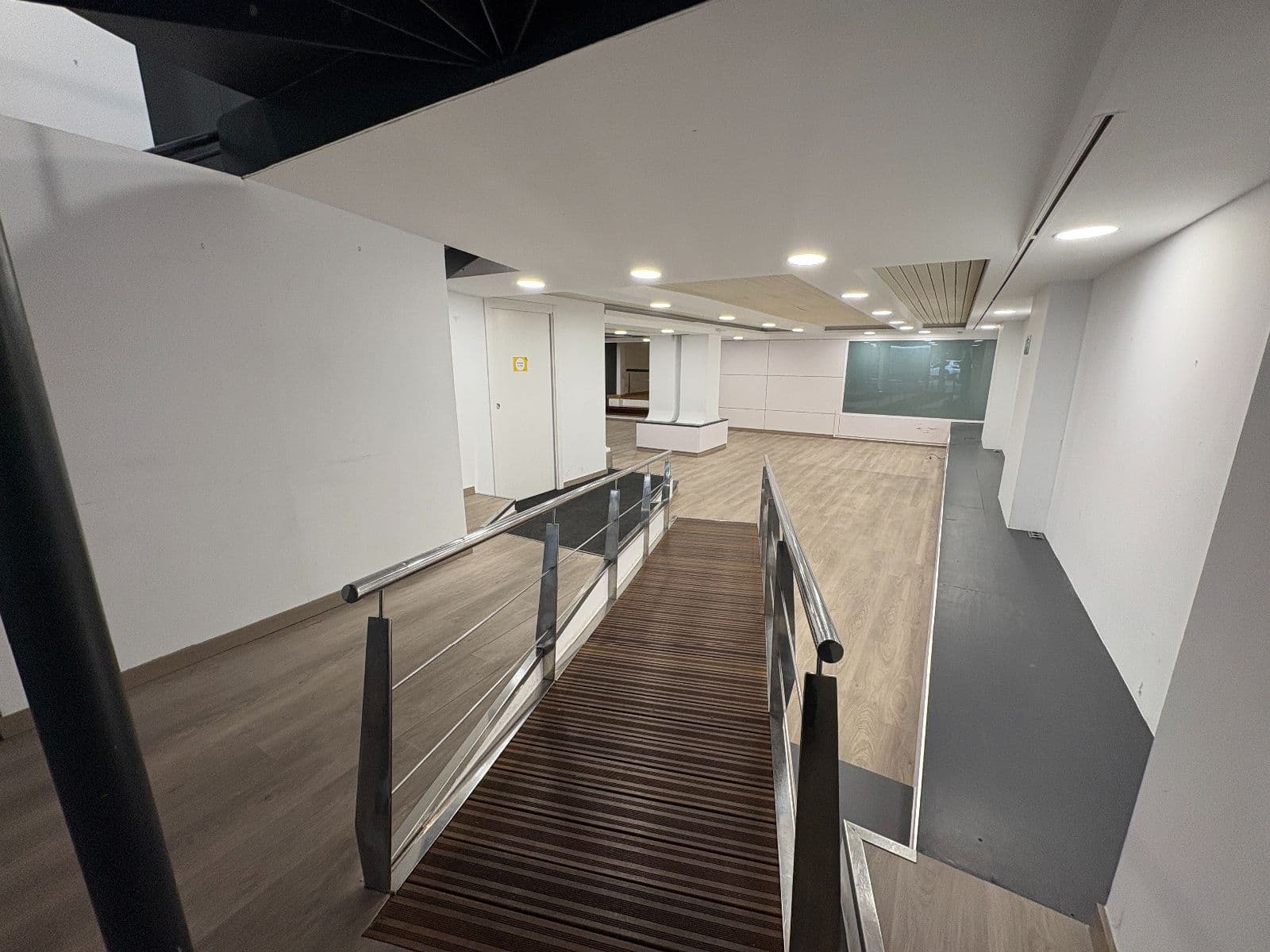 Se alquila local comercial de 450 m² con salida de humos por 1.900 €/mes - imagen 5