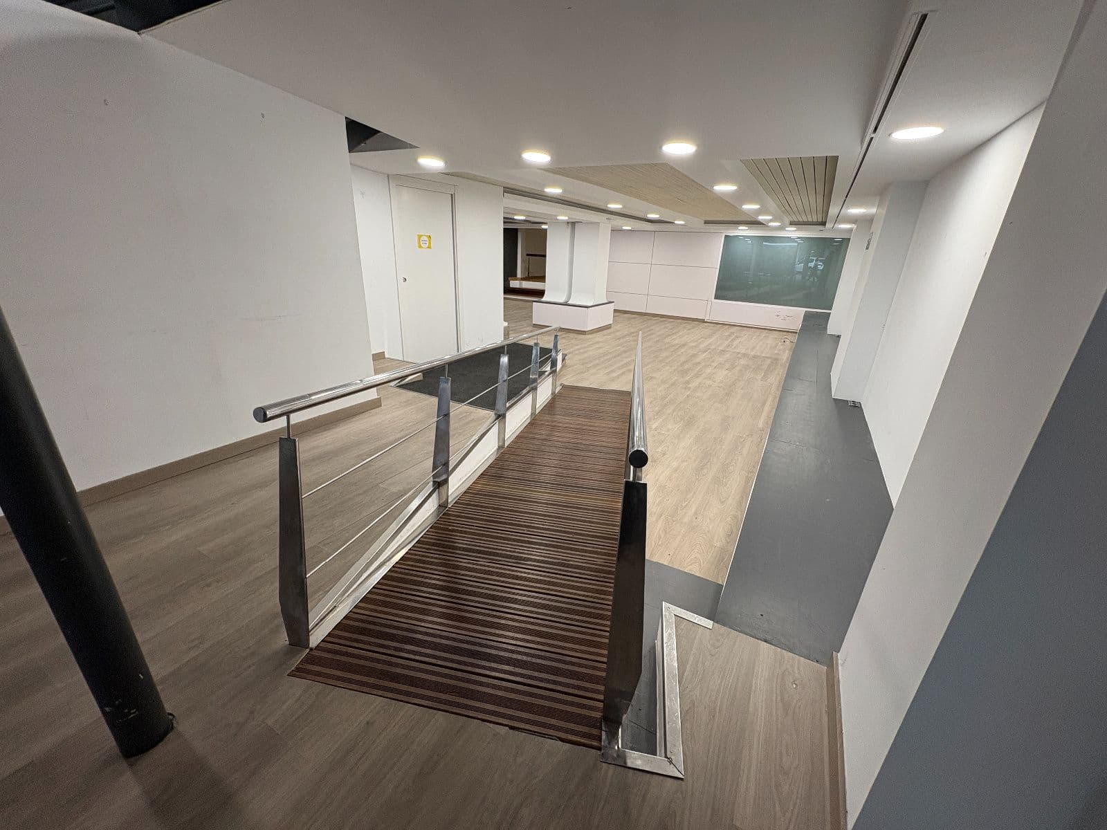Se alquila local comercial de 450 m² con salida de humos por 1.900 €/mes - imagen 6