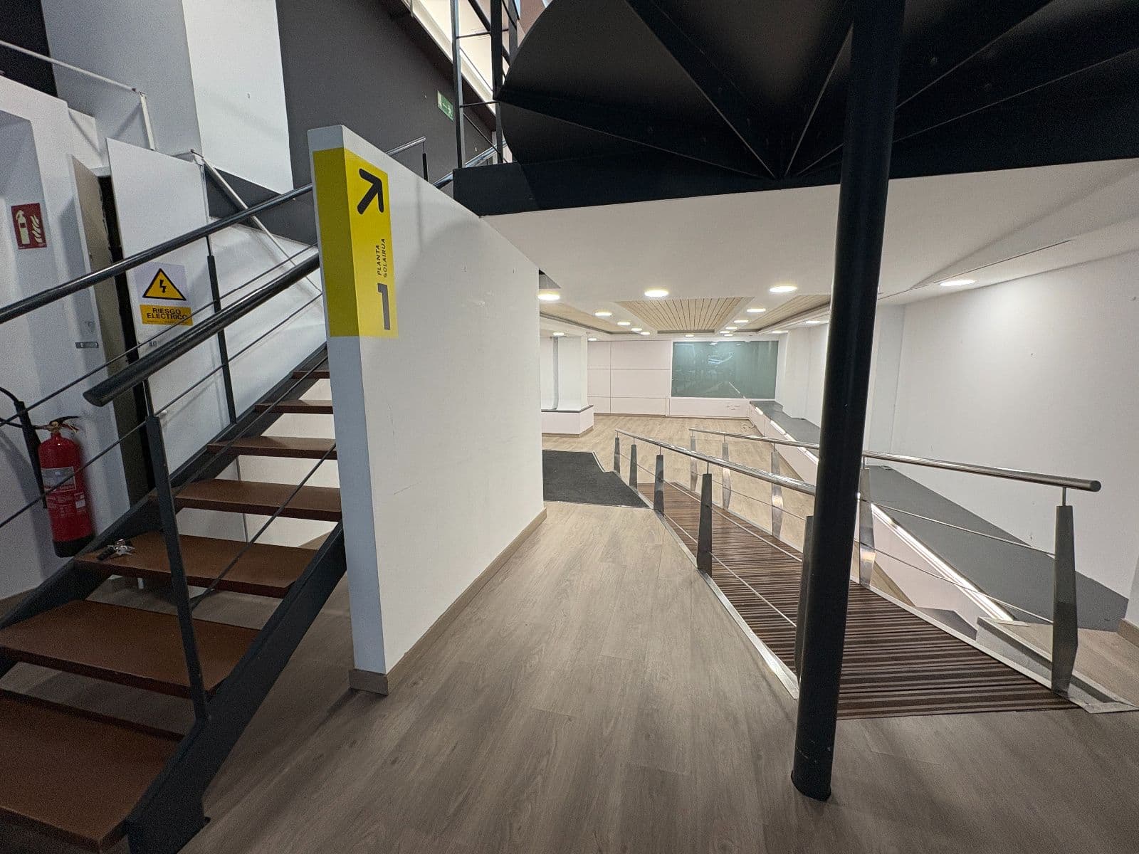 Se alquila local comercial de 450 m² con salida de humos por 1.900 €/mes - imagen 7