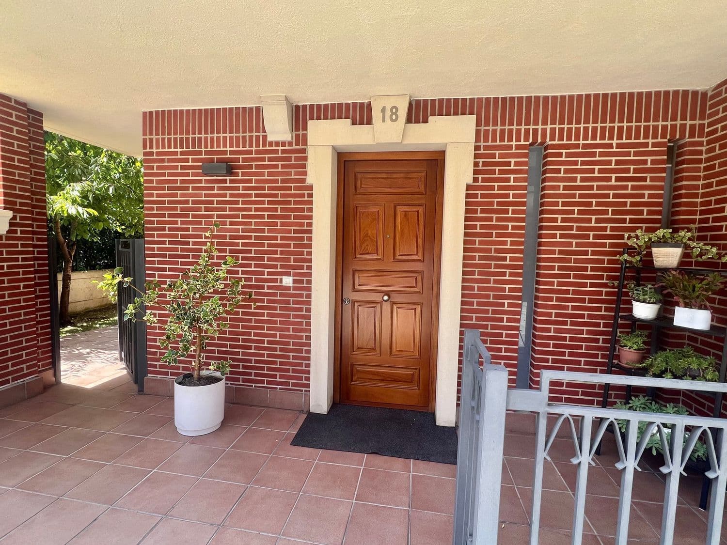 SE VENDE adosado con jardín en Zabalgana - imagen 7