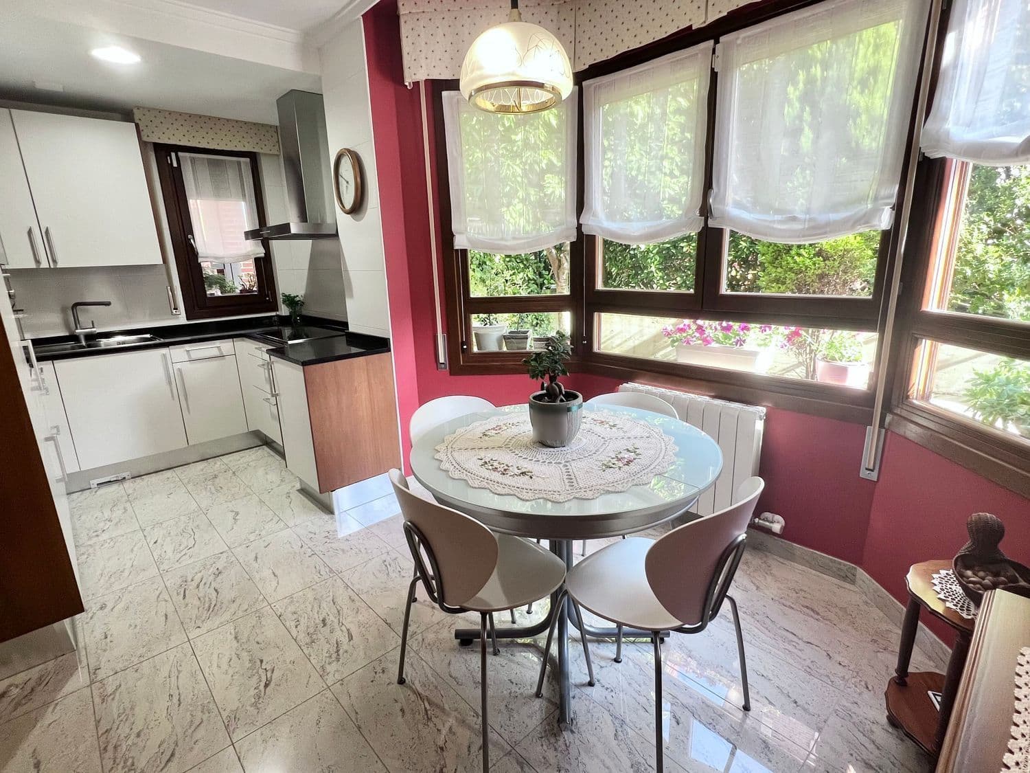 SE VENDE adosado con jardín en Zabalgana - imagen 13