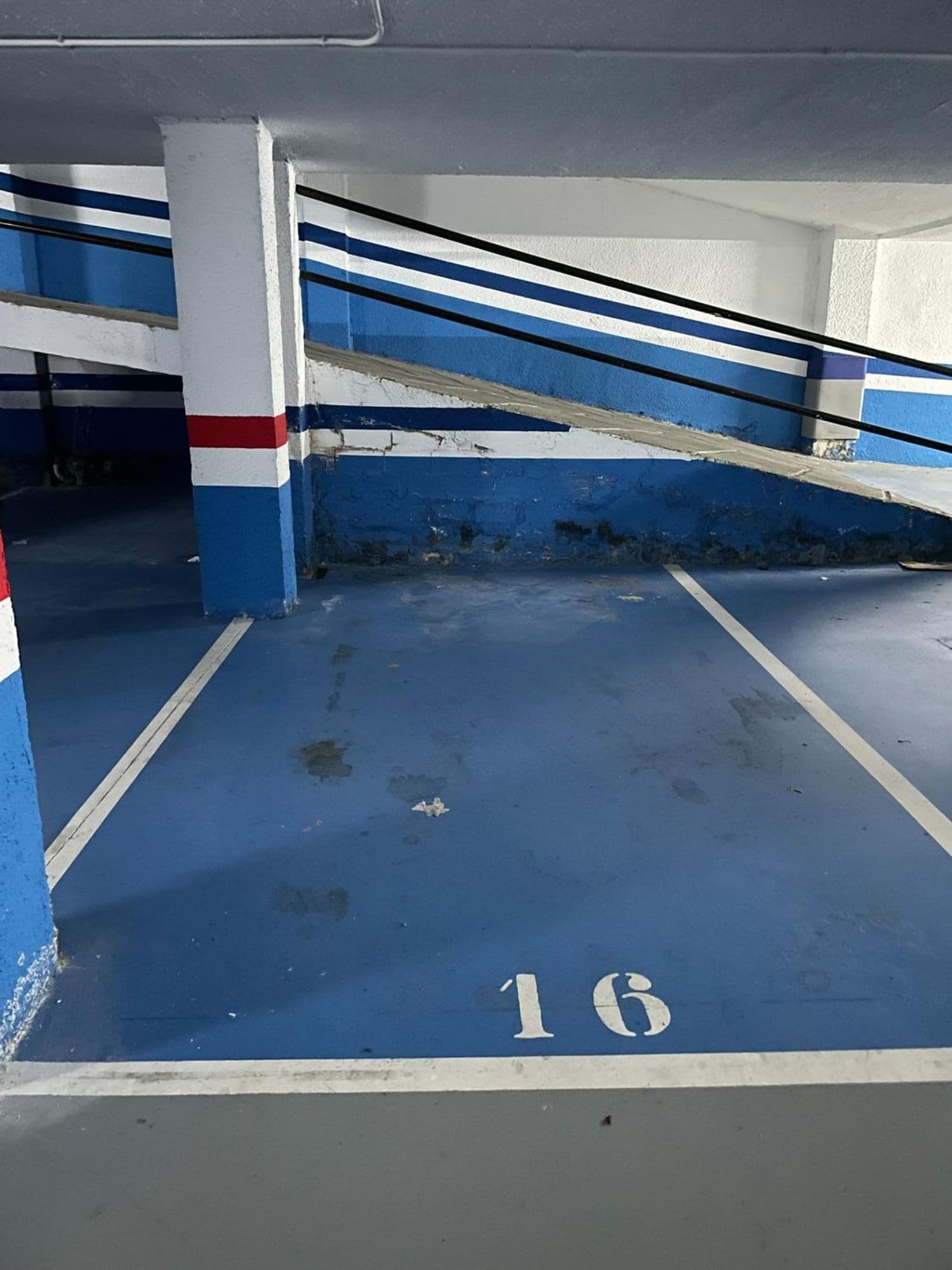 Se vende Plaza de garaje amplia en Adriano VI, 20 en el sotano segundo.