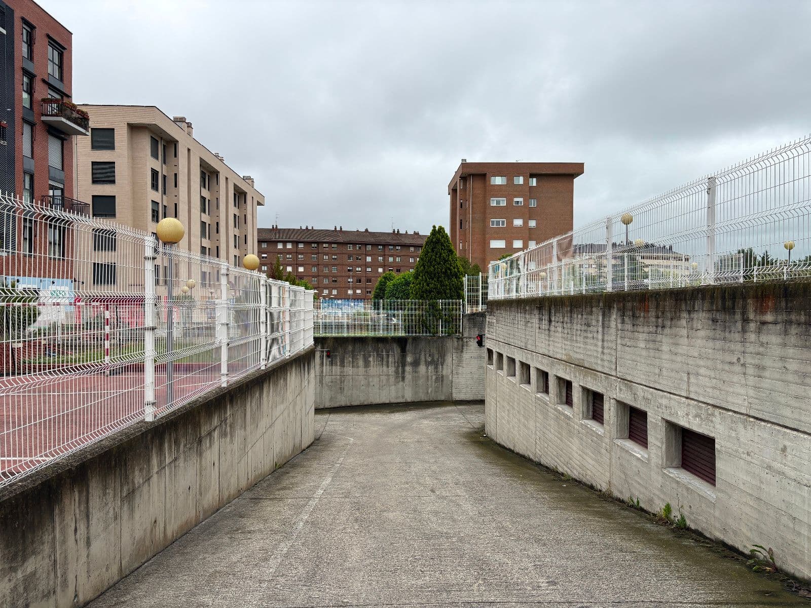 SE VENDEN DOS PLAZAS Y TRASTERO DE GARAJE EN CALLE MIREN MARTINEZ DEL BURGO