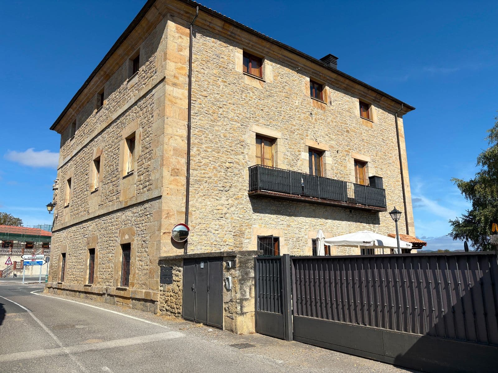 Vivienda de 140 m2 en planta baja en Casa Palacio reformada en Ilarraza.
