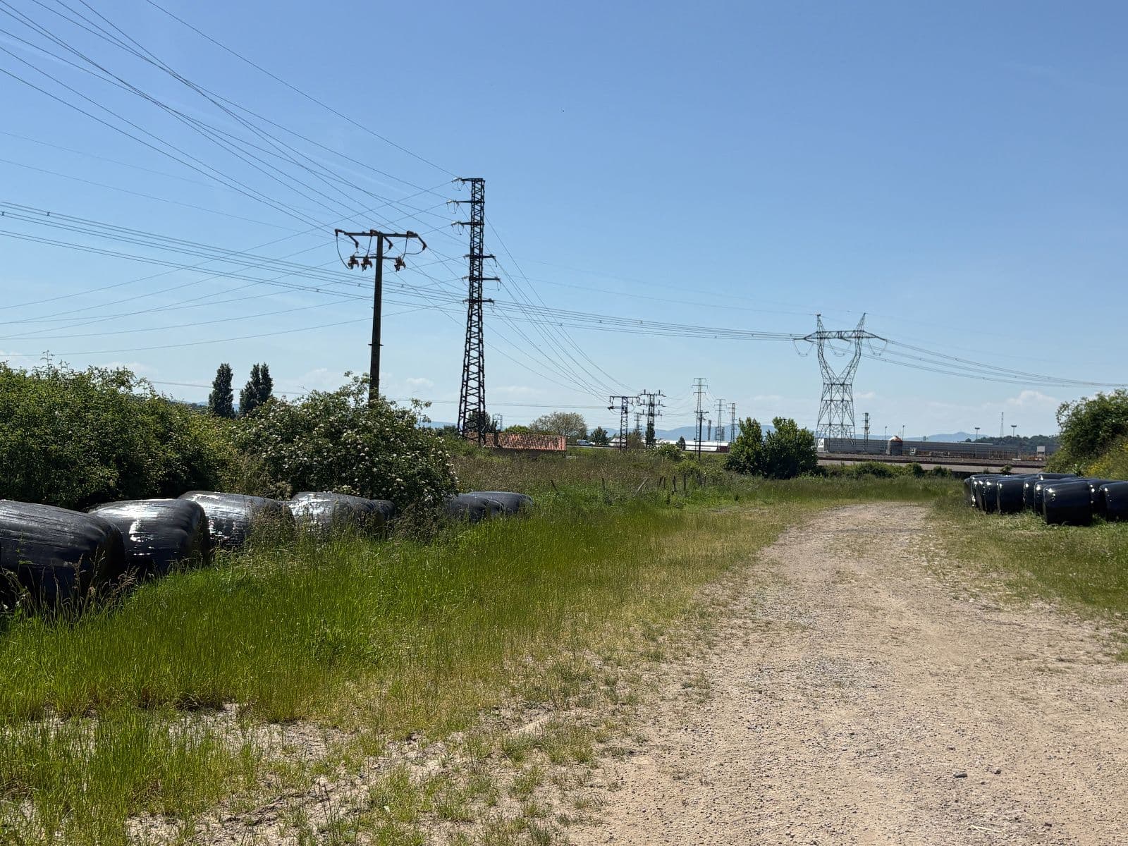 SE VENDE parcela rústica de 9.200 m² junto al polígono de Gojain – Legutiano
